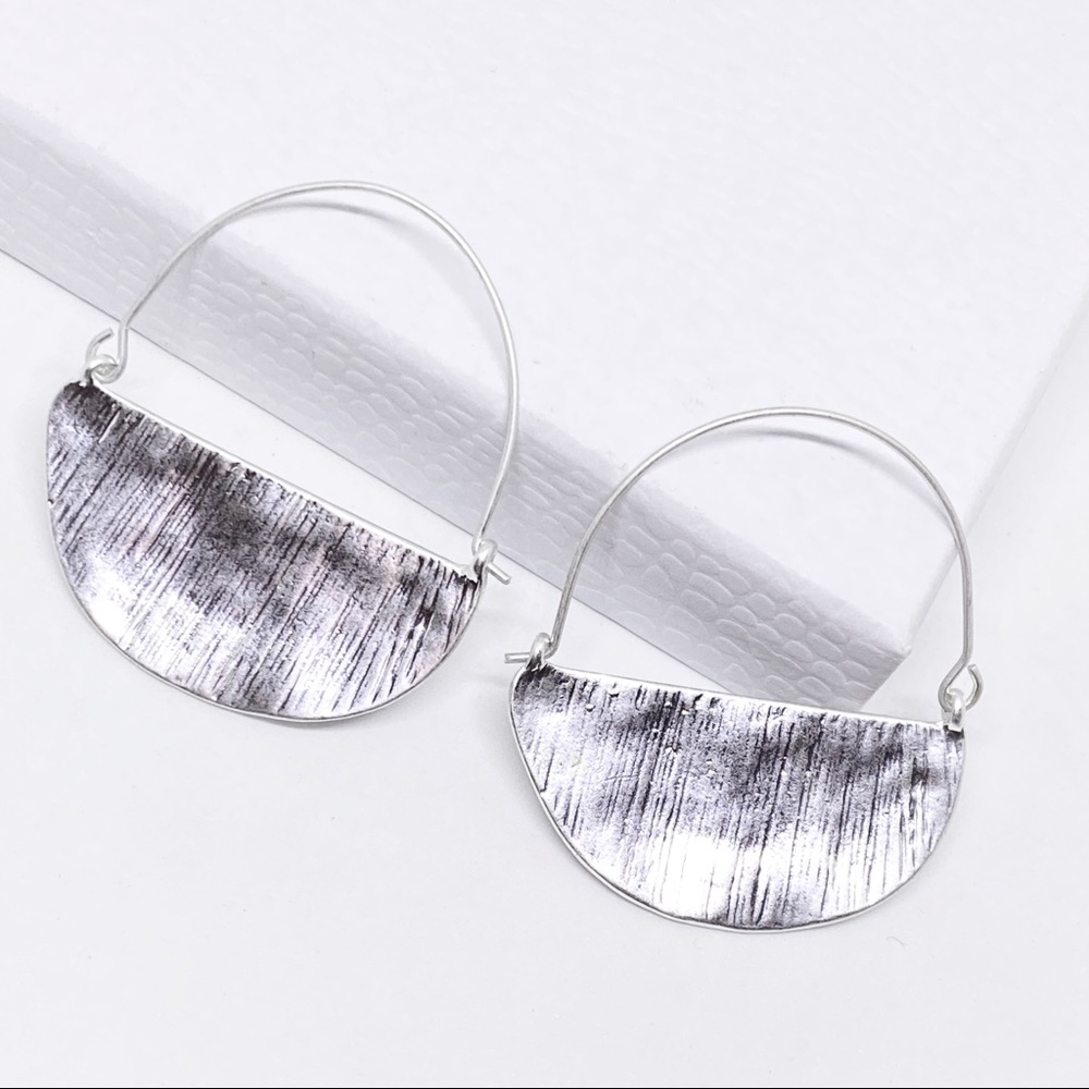 2/$35🖤 Anthropologie Textured Silver Half Moon Arc Wire Hoop Earrings